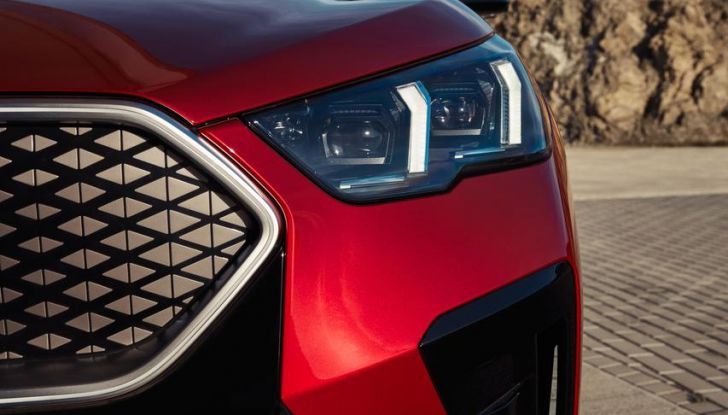 BMW iX2: design, prestazioni e autonomia del primo SUV coupé elettrico del brand - Foto 10 di 73