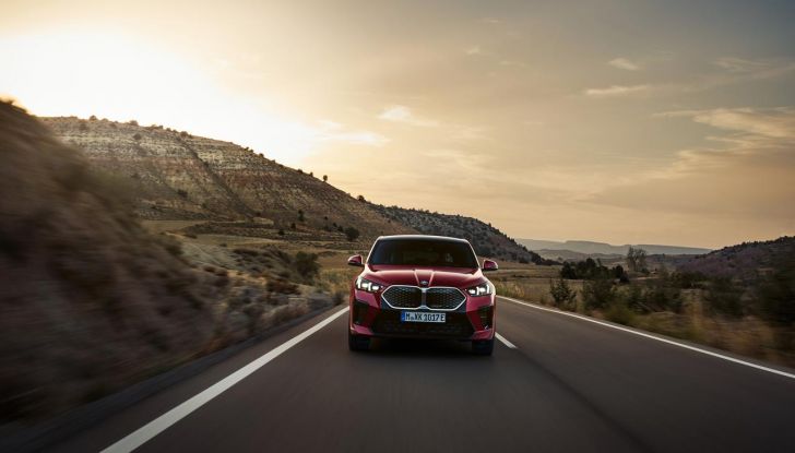 BMW iX2: design, prestazioni e autonomia del primo SUV coupé elettrico del brand - Foto 44 di 73