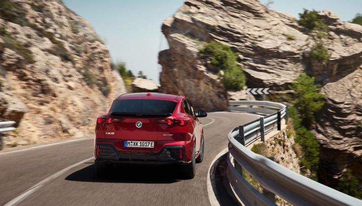 BMW iX2: design, prestazioni e autonomia del primo SUV coupé elettrico del brand - Foto 50 di 73