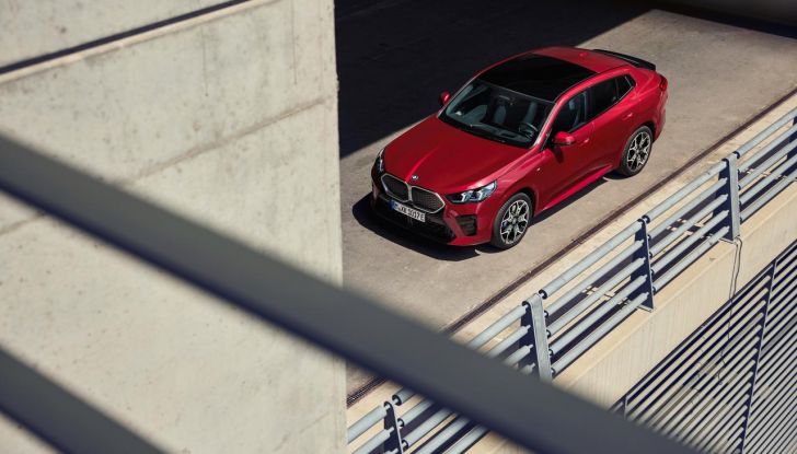 BMW iX2: design, prestazioni e autonomia del primo SUV coupé elettrico del brand - Foto 25 di 73