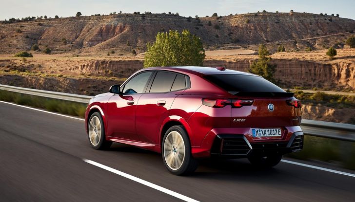 BMW iX2: design, prestazioni e autonomia del primo SUV coupé elettrico del brand - Foto 41 di 73