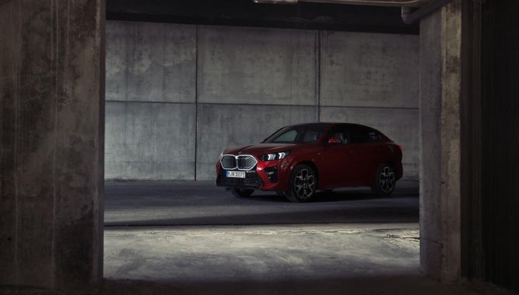 BMW iX2: design, prestazioni e autonomia del primo SUV coupé elettrico del brand - Foto 16 di 73