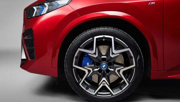 BMW iX2: design, prestazioni e autonomia del primo SUV coupé elettrico del brand - Foto 57 di 73