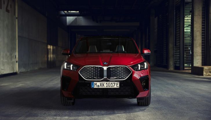 BMW iX2: design, prestazioni e autonomia del primo SUV coupé elettrico del brand - Foto 15 di 73