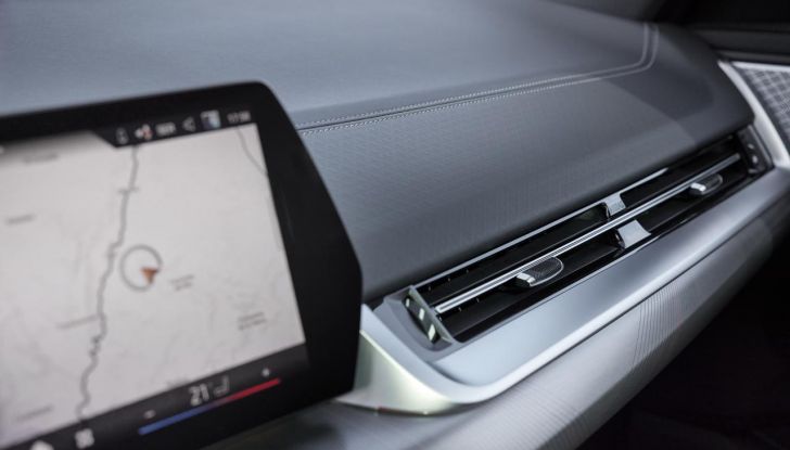 BMW iX2: design, prestazioni e autonomia del primo SUV coupé elettrico del brand - Foto 34 di 73