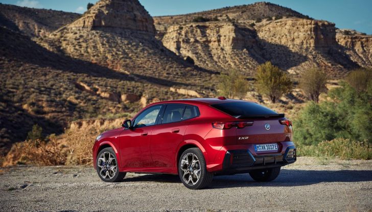 BMW iX2: design, prestazioni e autonomia del primo SUV coupé elettrico del brand - Foto 7 di 73