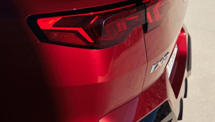 BMW iX2: design, prestazioni e autonomia del primo SUV coupé elettrico del brand - Foto 12 di 73