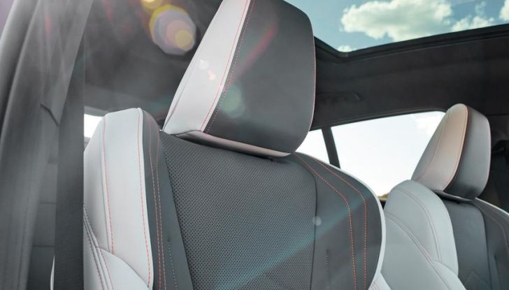 BMW iX2: design, prestazioni e autonomia del primo SUV coupé elettrico del brand - Foto 33 di 73