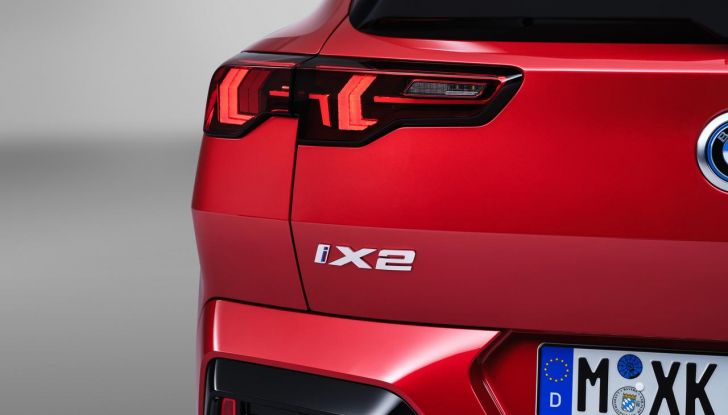 BMW iX2: design, prestazioni e autonomia del primo SUV coupé elettrico del brand - Foto 59 di 73