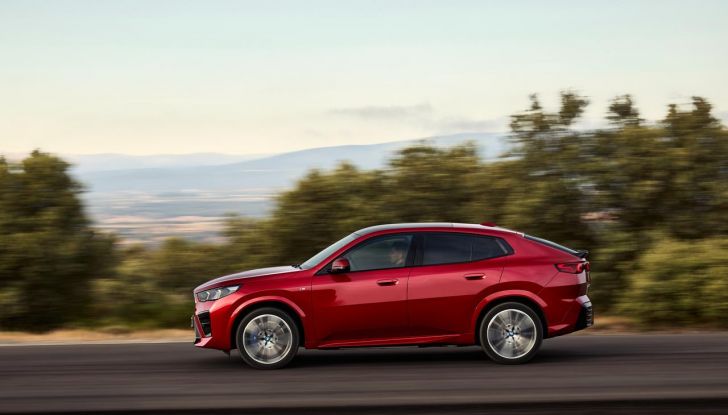 BMW iX2: design, prestazioni e autonomia del primo SUV coupé elettrico del brand - Foto 46 di 73