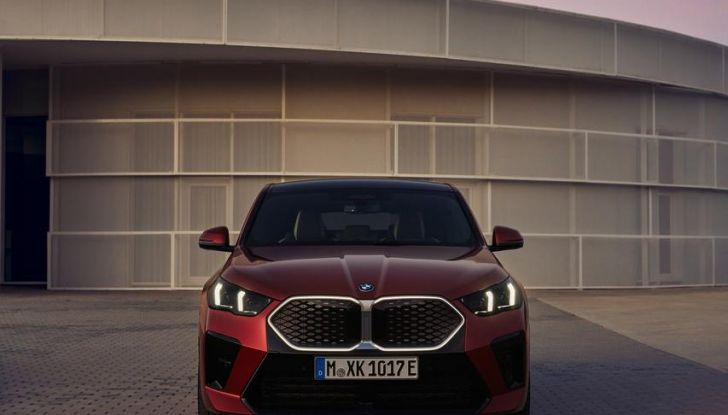 BMW iX2: design, prestazioni e autonomia del primo SUV coupé elettrico del brand - Foto 22 di 73