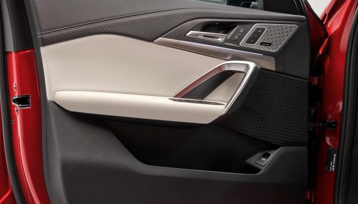 BMW iX2: design, prestazioni e autonomia del primo SUV coupé elettrico del brand - Foto 68 di 73