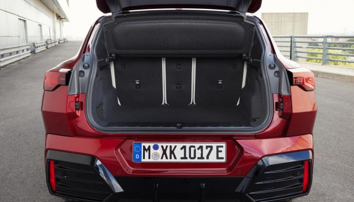 BMW iX2: design, prestazioni e autonomia del primo SUV coupé elettrico del brand - Foto 35 di 73