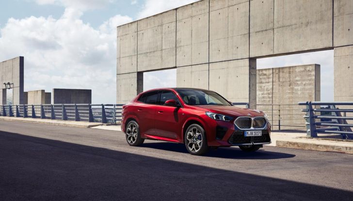 BMW iX2: design, prestazioni e autonomia del primo SUV coupé elettrico del brand - Foto 21 di 73