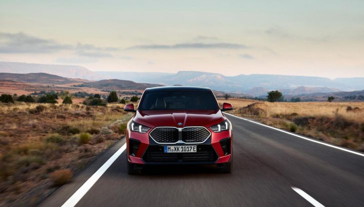 BMW iX2: design, prestazioni e autonomia del primo SUV coupé elettrico del brand - Foto 39 di 73