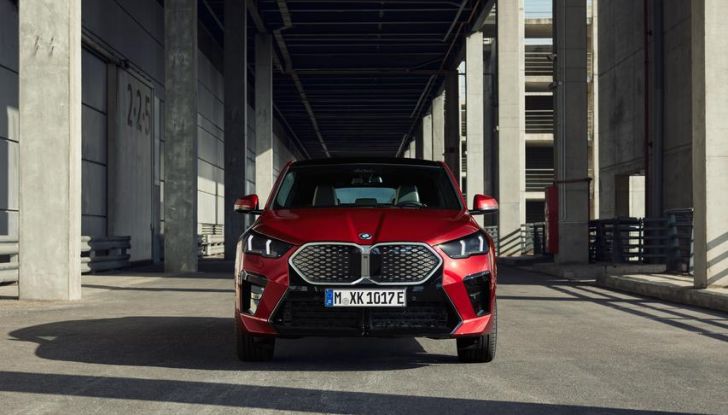 BMW iX2: design, prestazioni e autonomia del primo SUV coupé elettrico del brand - Foto 18 di 73