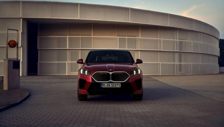 BMW iX2: design, prestazioni e autonomia del primo SUV coupé elettrico del brand - Foto 23 di 73