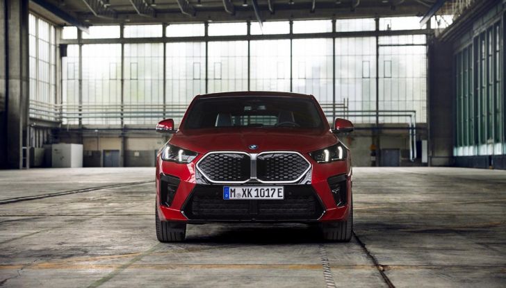 BMW iX2: design, prestazioni e autonomia del primo SUV coupé elettrico del brand - Foto 3 di 73