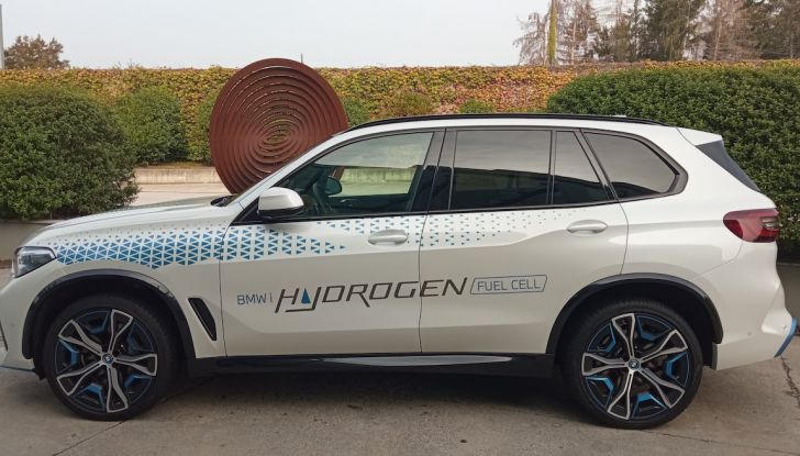 BMW iX5 Hydrogen prova su strada e prestazioni del SUV Fuel Cell - Foto 9 di 16