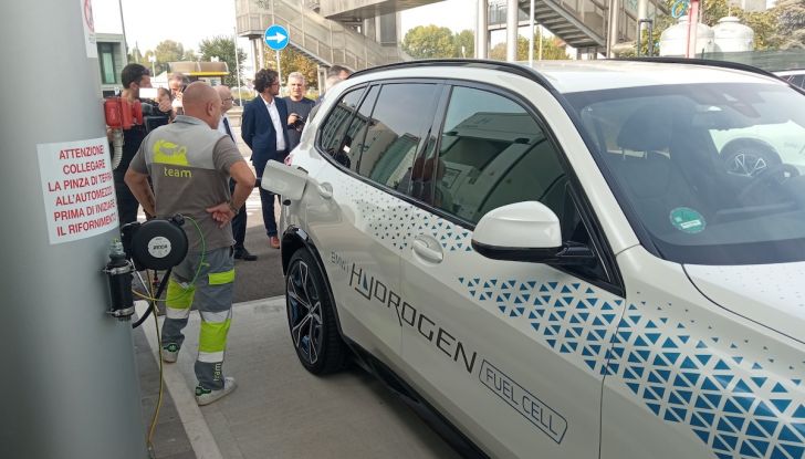 BMW iX5 Hydrogen prova su strada e prestazioni del SUV Fuel Cell - Foto 13 di 16