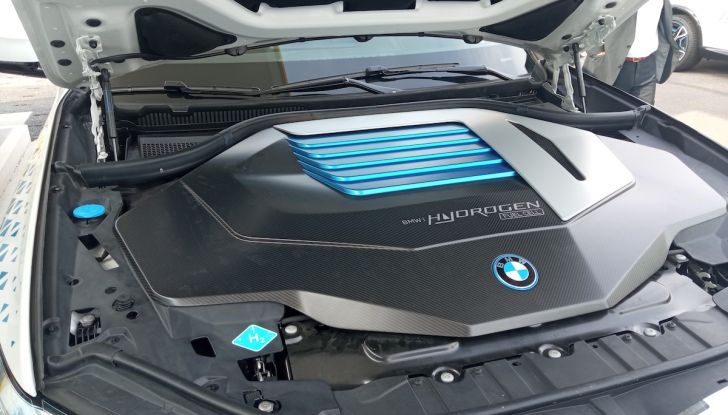 BMW iX5 Hydrogen prova su strada e prestazioni del SUV Fuel Cell - Foto 14 di 16