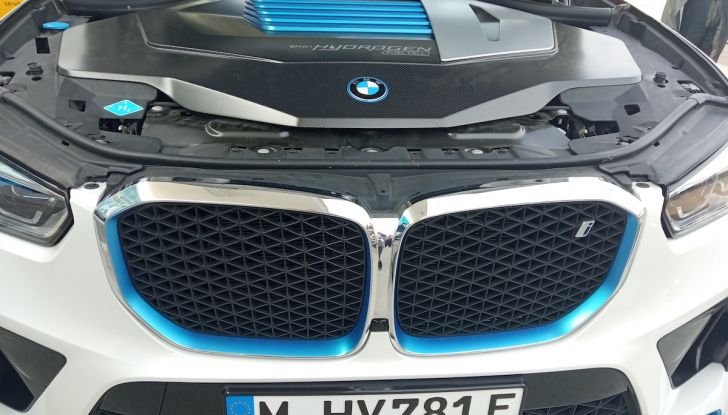 BMW iX5 Hydrogen prova su strada e prestazioni del SUV Fuel Cell - Foto 15 di 16