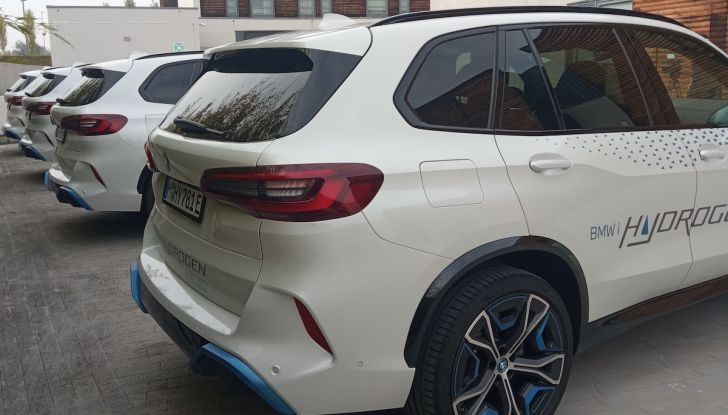 BMW iX5 Hydrogen prova su strada e prestazioni del SUV Fuel Cell - Foto 6 di 16