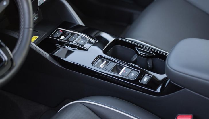 Honda e:Ny1: caratteristiche, design e autonomia del nuovo B-SUV elettrico - Foto 22 di 51