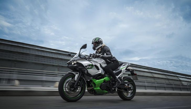 Kawasaki Ninja 7 Hybrid: debutta ufficialmente la prima moto ibrida al mondo - Foto 17 di 45