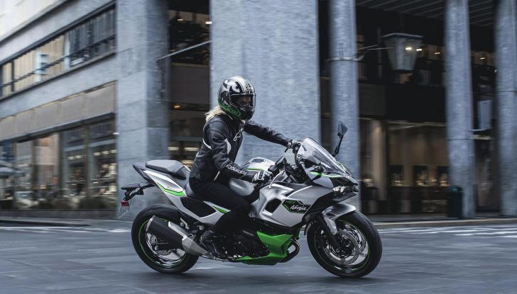 Kawasaki Ninja 7 Hybrid: debutta ufficialmente la prima moto ibrida al mondo - Foto 24 di 45