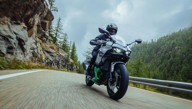 Kawasaki Ninja 7 Hybrid: debutta ufficialmente la prima moto ibrida al mondo - Foto 8 di 45