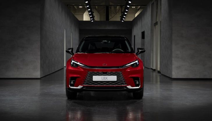 Lexus LBX 2024: prezzi e versioni per il mercato italiano - Foto 9 di 12