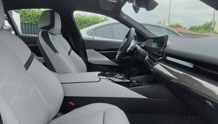 BMW Serie 5 2023: prova su strada, prezzi e versioni della berlina tedesca, ora anche elettrica - Foto 11 di 19