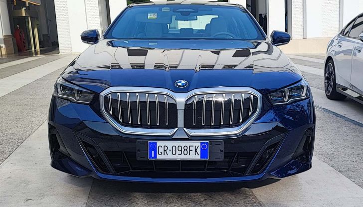BMW Serie 5 2023: prova su strada, prezzi e versioni della berlina tedesca, ora anche elettrica - Foto 19 di 19