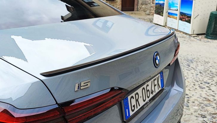 BMW Serie 5 2023: prova su strada, prezzi e versioni della berlina tedesca, ora anche elettrica - Foto 8 di 19