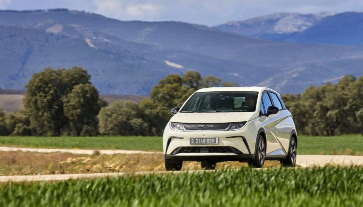 BYD Dolphin: caratteristiche, autonomia, prezzi e prova su strada a Milano - Foto 43 di 136