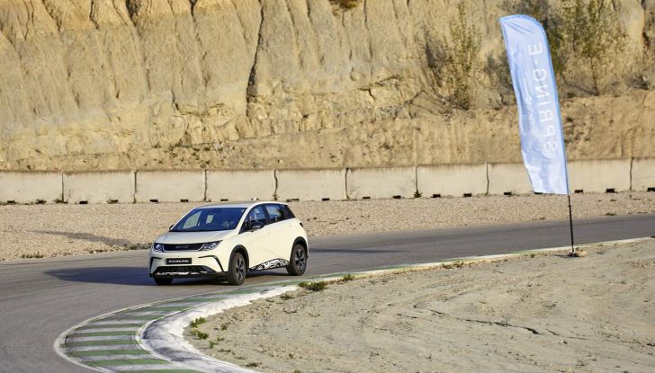 BYD Dolphin: caratteristiche, autonomia, prezzi e prova su strada a Milano - Foto 39 di 136