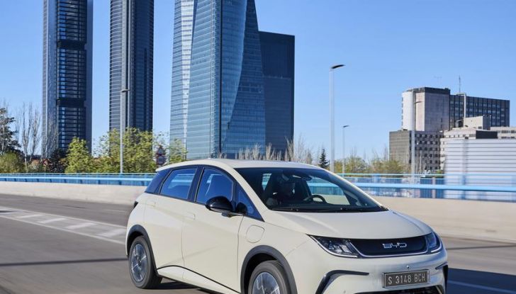 BYD Dolphin: caratteristiche, autonomia, prezzi e prova su strada a Milano - Foto 34 di 136