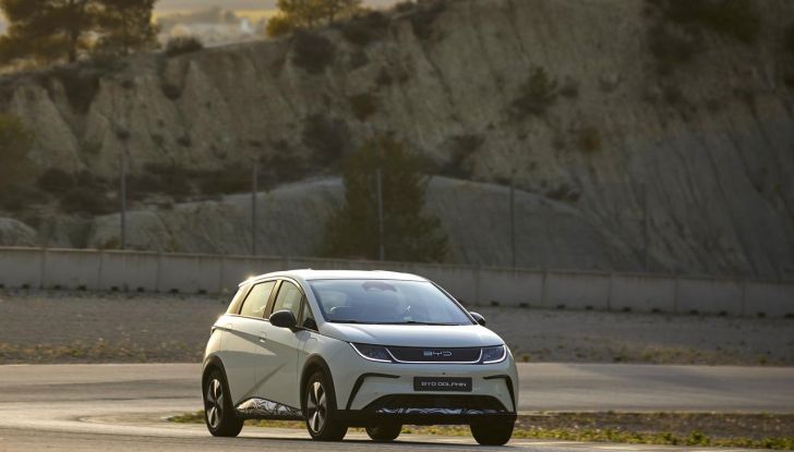 BYD Dolphin: caratteristiche, autonomia, prezzi e prova su strada a Milano - Foto 31 di 136