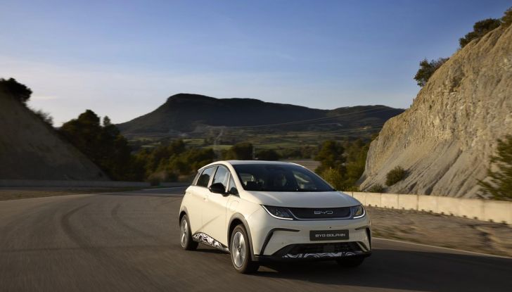 BYD Dolphin: caratteristiche, autonomia, prezzi e prova su strada a Milano - Foto 29 di 136