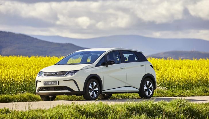 BYD Dolphin: caratteristiche, autonomia, prezzi e prova su strada a Milano - Foto 27 di 136