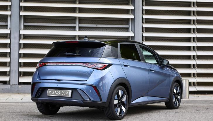 BYD Dolphin: caratteristiche, autonomia, prezzi e prova su strada a Milano - Foto 26 di 136