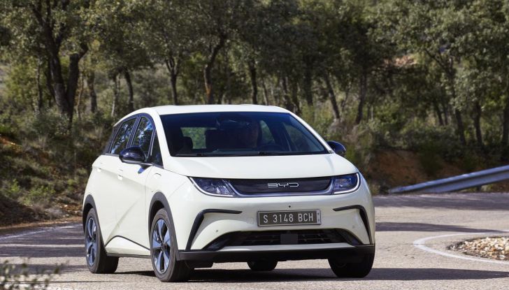 BYD Dolphin: caratteristiche, autonomia, prezzi e prova su strada a Milano - Foto 22 di 136