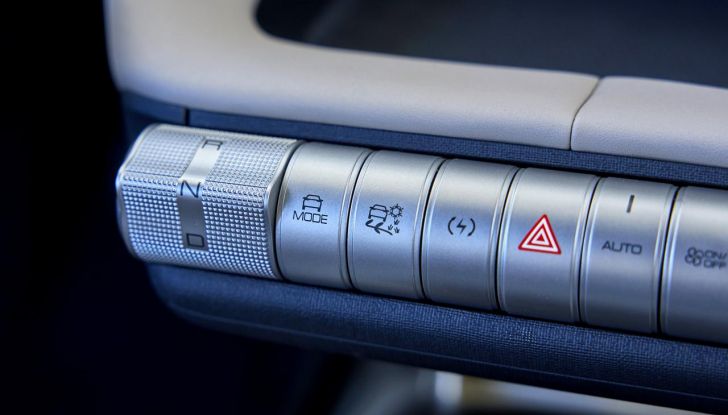 BYD Dolphin: caratteristiche, autonomia, prezzi e prova su strada a Milano - Foto 21 di 136