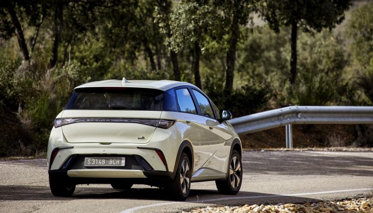 BYD Dolphin: caratteristiche, autonomia, prezzi e prova su strada a Milano - Foto 19 di 136