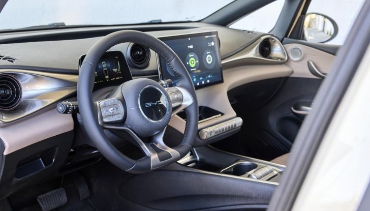 BYD Dolphin: caratteristiche, autonomia, prezzi e prova su strada a Milano - Foto 16 di 136