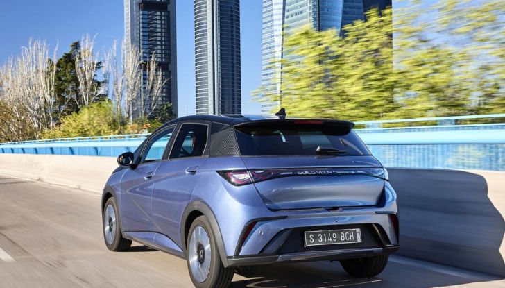 BYD Dolphin: caratteristiche, autonomia, prezzi e prova su strada a Milano - Foto 15 di 136