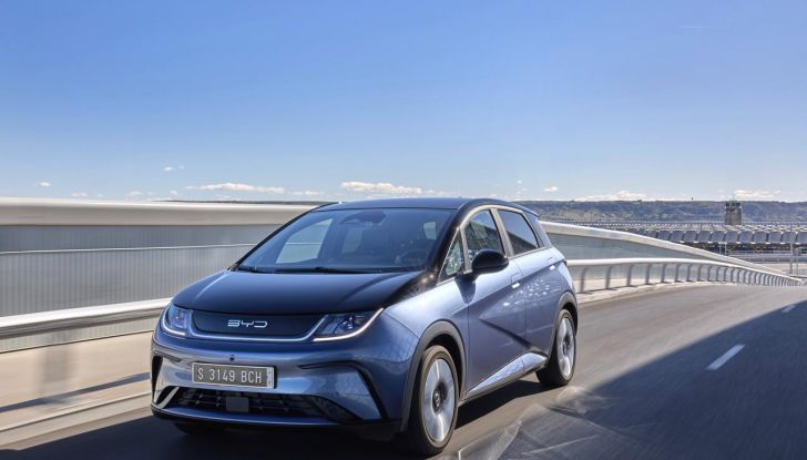 BYD Dolphin: caratteristiche, autonomia, prezzi e prova su strada a Milano - Foto 5 di 136
