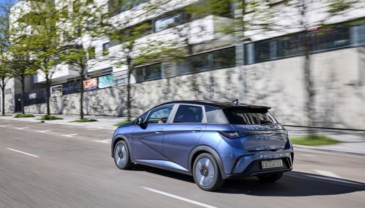 BYD Dolphin: caratteristiche, autonomia, prezzi e prova su strada a Milano - Foto 133 di 136
