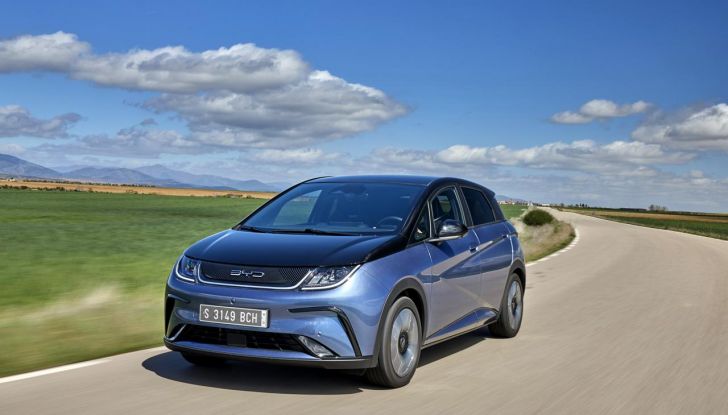 BYD Dolphin: caratteristiche, autonomia, prezzi e prova su strada a Milano - Foto 127 di 136